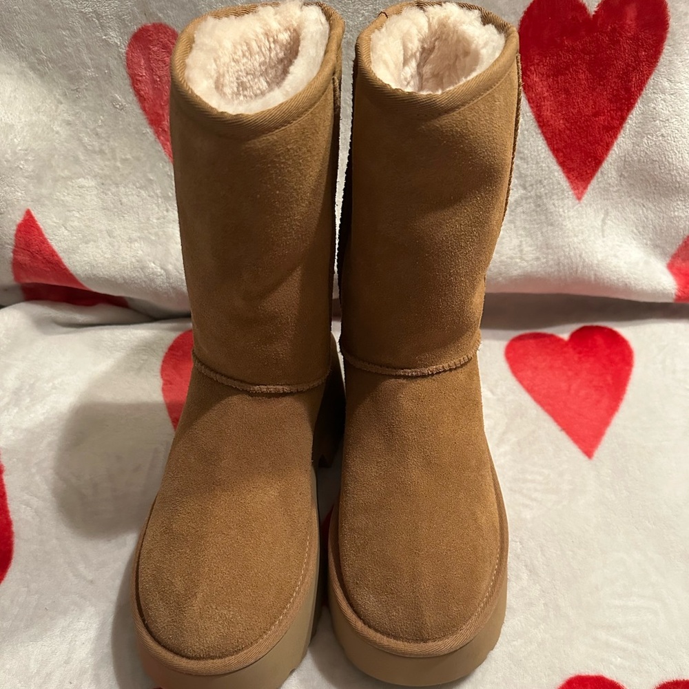New UGG
Womens Classic Short New Heights Boots - Chestnut - Picture 9 of 12